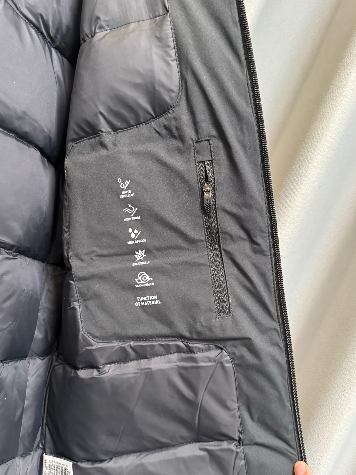 [Premium Replica] KOLON/KOLON S ORT HIKING 26fw Men's and Women's Waterproof and Windproof Outdoor Jacket Down Jacket KOLON/KOLON S ORT HIKING 26fw Men's and Women's Waterproof and Windproof Outdoor Jacket Down Jacket 90% Goose Down Content Fill Level Direct Temperature Locking The wardrobes of boys and girls really lack a down jacket that is not bloated, not exaggerated, and can be worn for both business and leisure! ▫️Stand-collar hooded design, neat and clean, looks good with shirts, sweaters, and T-shirts, formal to work, casual in daily life ▫️Durable waterproof and windproof surface fabric, fine water-repellent fabric, not afraid of getting wet in light rain, not easy to get dusty and wrinkled ▫️High-quality goose down filling, hot-pressed velvet filling process, almost no velvet worry; slightly loose fit, not tight or bulging ▫️The details are all minimalist: the main zipper is fully taped, the chest has a hidden zipper pocket + the side seam invisible pocket is safe for keys and mobile phones; the cuffs have adjustable buckles to firmly block the cold wind; the small "two trees" embroidered logo is very low-key, unobtrusive and textured. The whole piece is high-end and durable, with no unnecessary decoration. Whether you are driving, going on a business trip, or traveling on the weekend, you can get it all in one piece, the same style for men and women. Color: black Size: m/l/xl/2xl/3xl